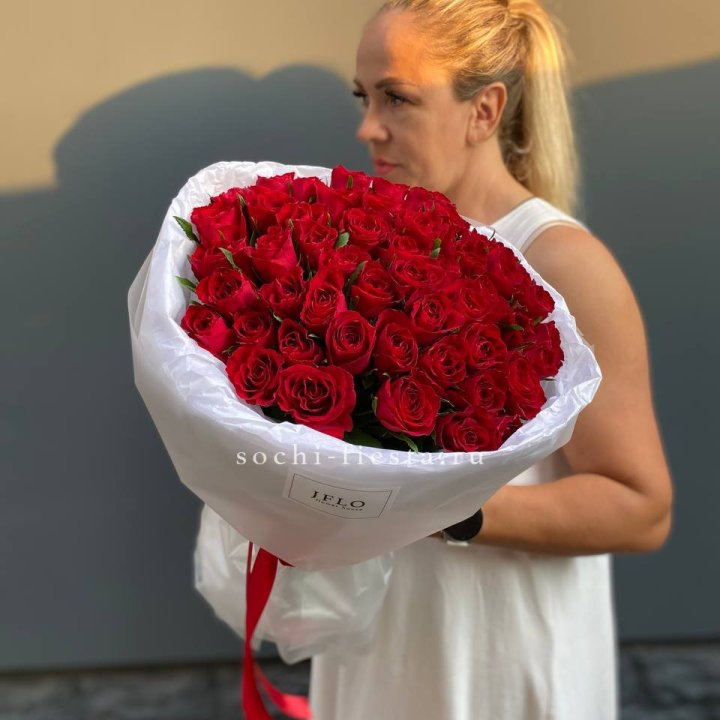 51 роза мадам ред в нежном оформлении в Екатеринбурге