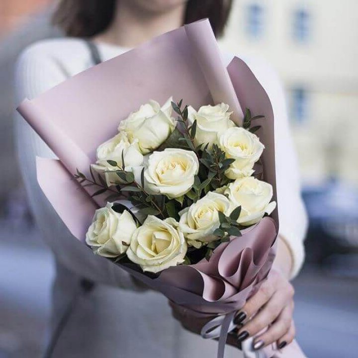 9 белых  роз "Минт" в Екатеринбурге