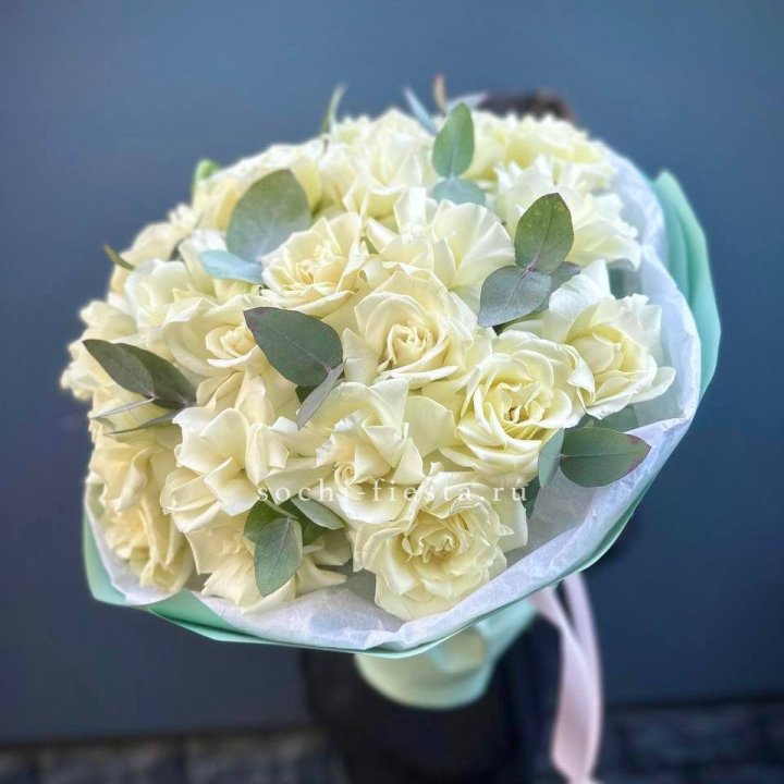 25 Белых французских роз "Ноте бьянка" в Екатеринбурге