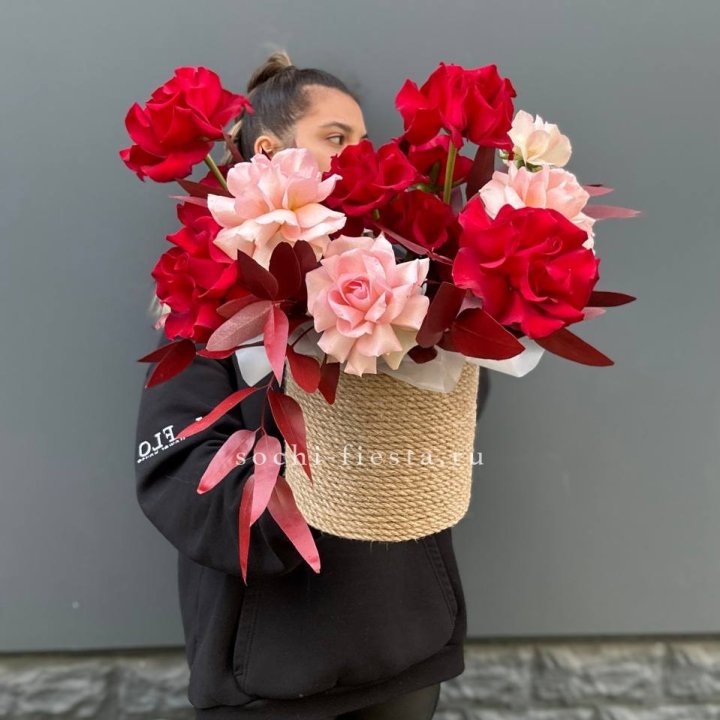 15 Французских роз в джутовом кашпо в Екатеринбурге