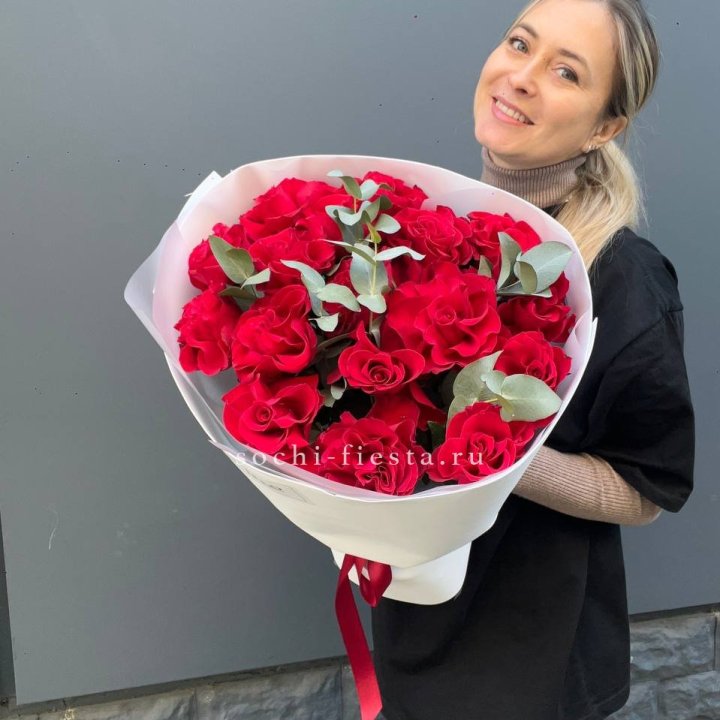 17 Красных французских роз в Екатеринбурге