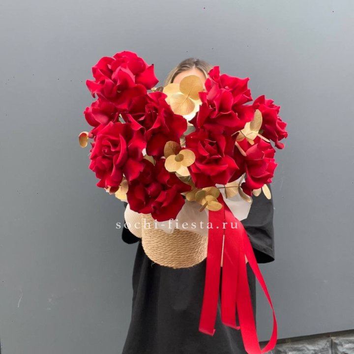 Красные французские розы в джутовом кашпо в Екатеринбурге