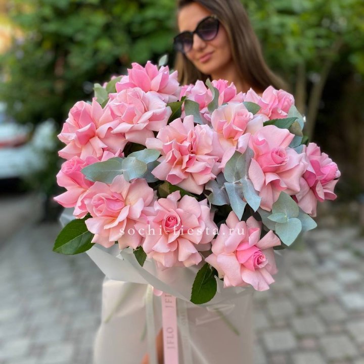 17 Розовых  французских роз в Екатеринбурге