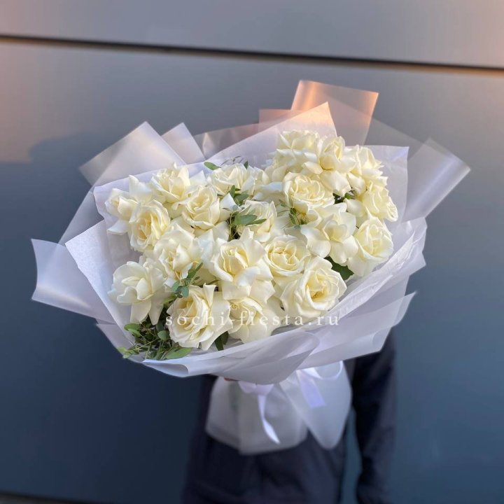 Пышный букет из белых роз в Екатеринбурге