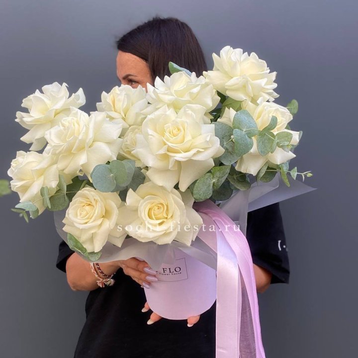 11 Французских белых роз в боксе в Екатеринбурге