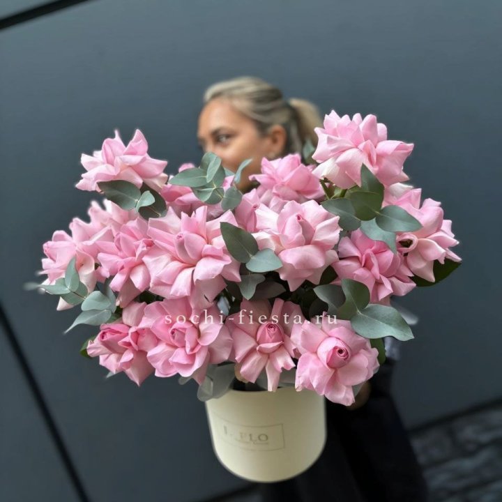 17 Розовых французских роз в боксе в Екатеринбурге