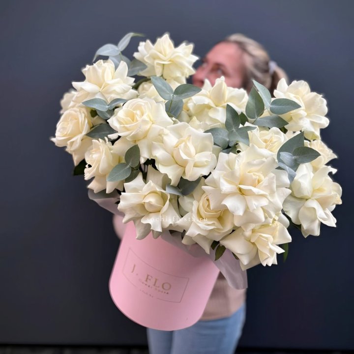 25 Французских белых роз в боксе в Екатеринбурге