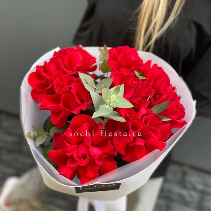 9 Красных французских роз в Екатеринбурге
