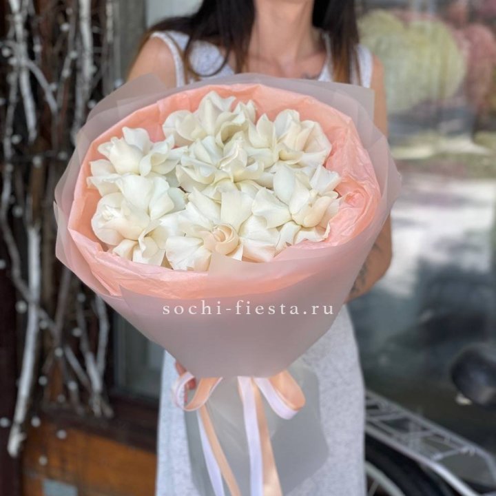 7 Белых французских роз в Екатеринбурге