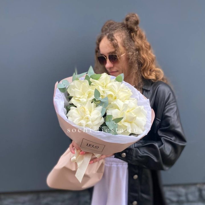 5 Белых французских роз в Екатеринбурге