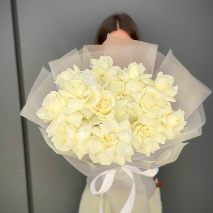 13 белых роз в Екатеринбурге