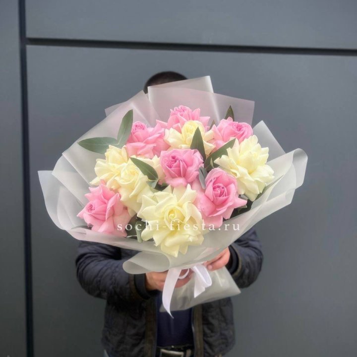 11 бело-розовых роз в Екатеринбурге