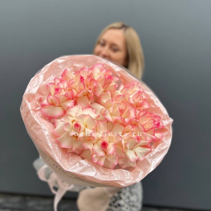 9 французских роз Джумилия в нежном оформлении в Екатеринбурге