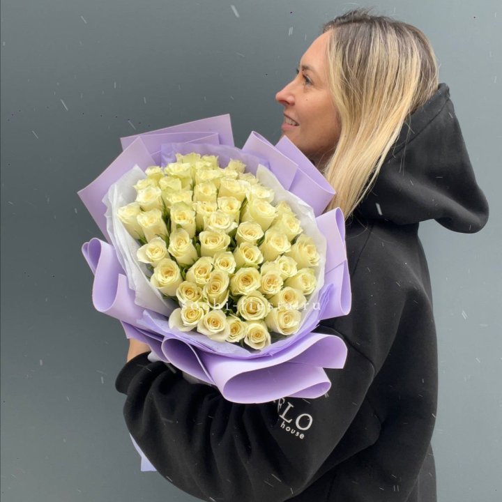 51 белая кенийская роза в оформлении в Екатеринбурге