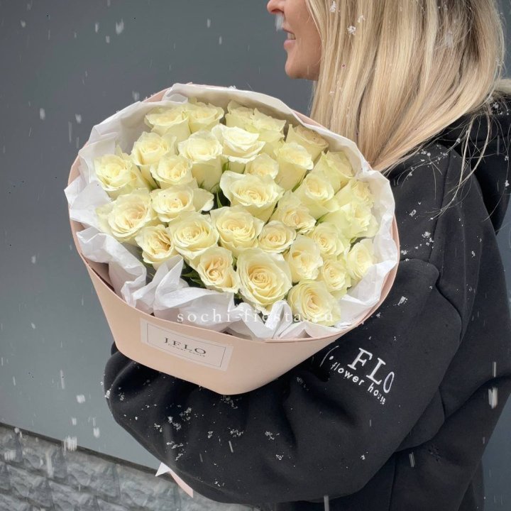 31 белая роза в оформлении в Екатеринбурге