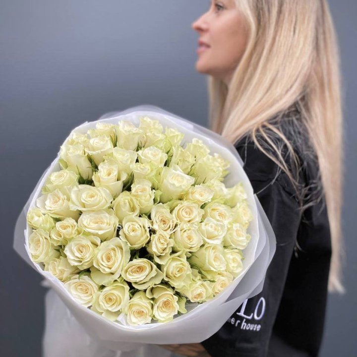 Воздушный букет из 51 белой кенийской розы в Екатеринбурге