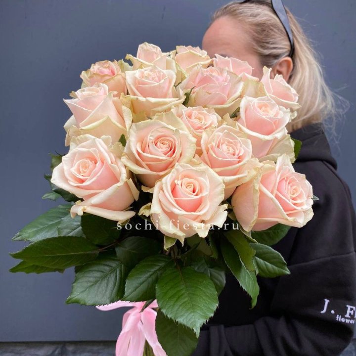 15  кремовых высоких роз в Екатеринбурге