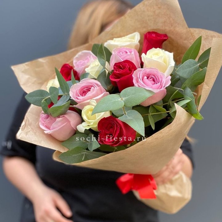 Букет из 15 роз с эвкалиптом в Екатеринбурге