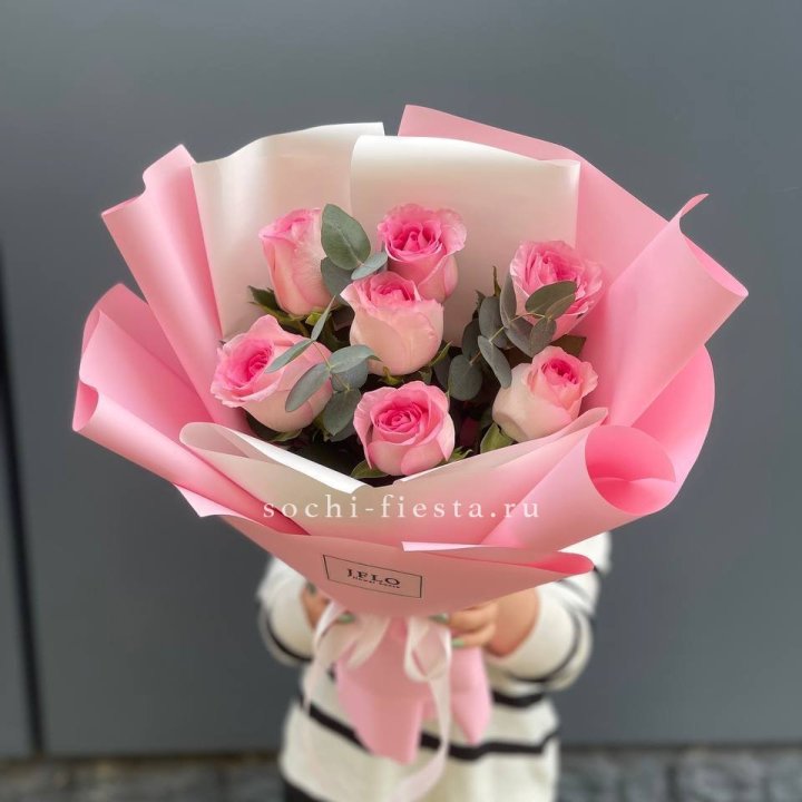 7 роз с эвкалиптом в Екатеринбурге
