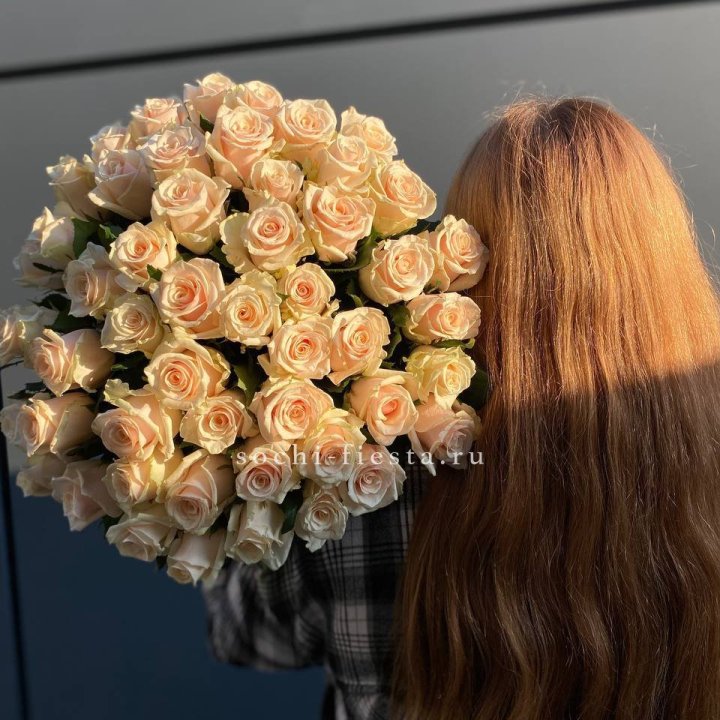 Охапка кремовых роз в Екатеринбурге