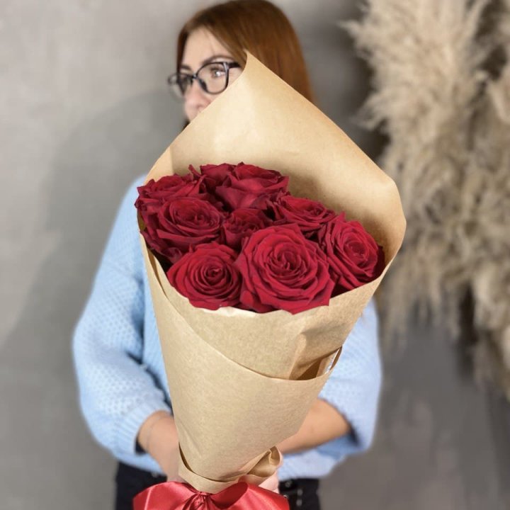 9 красных роз в крафте в Екатеринбурге