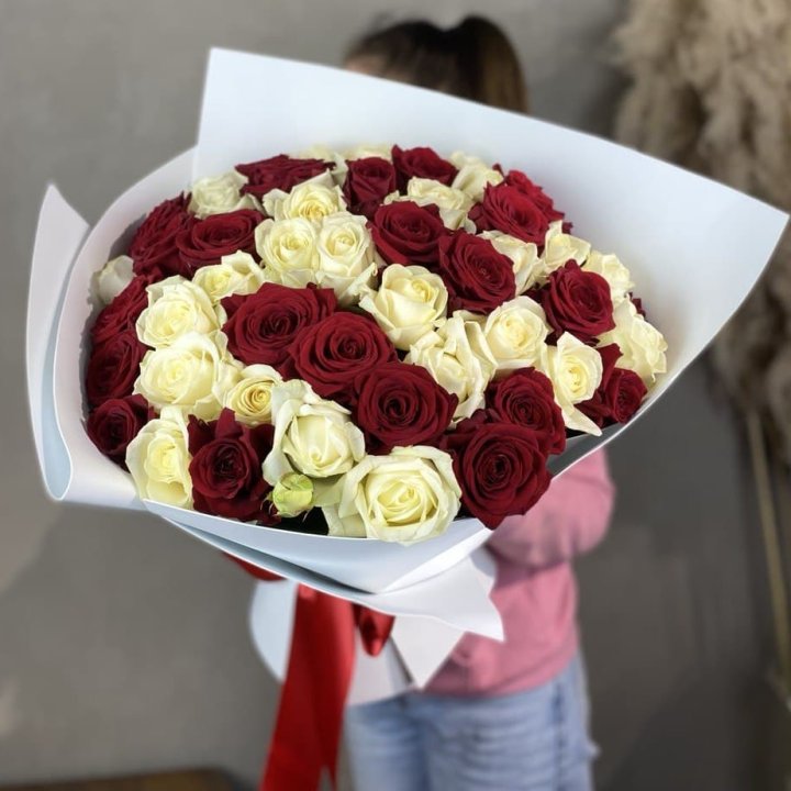 51 красная и белая роза в Екатеринбурге