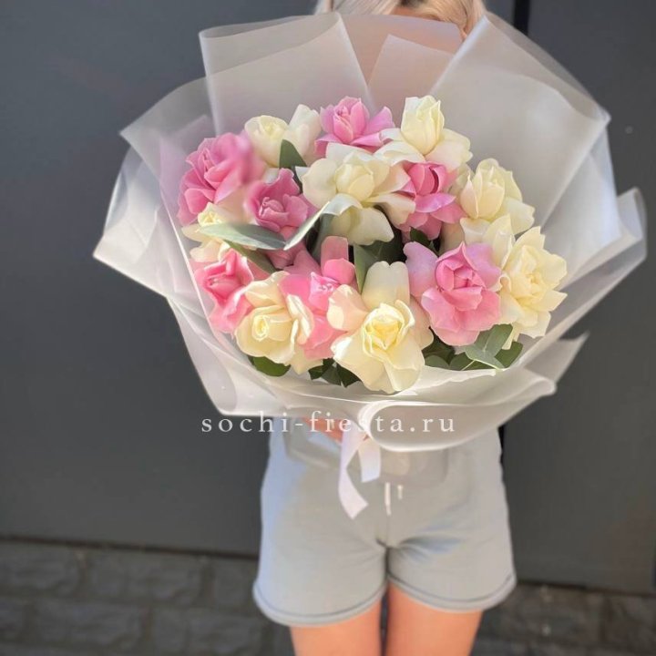 15 бело-розовых роз в Екатеринбурге