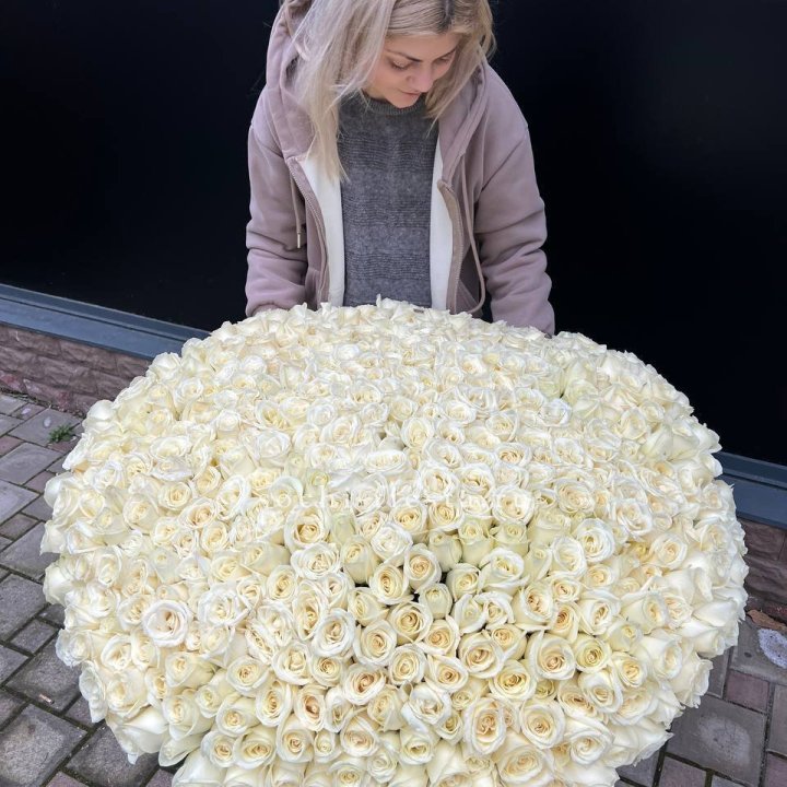 501 белая роза в корзине в Екатеринбурге