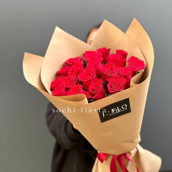 19 красных роз в крафте в Екатеринбурге