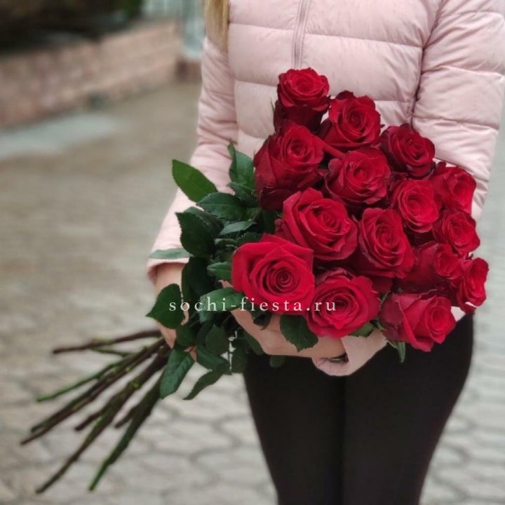 15 высоких красных роз в Екатеринбурге
