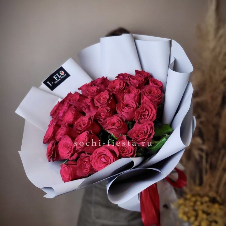 Красные розы 33 шт в Екатеринбурге