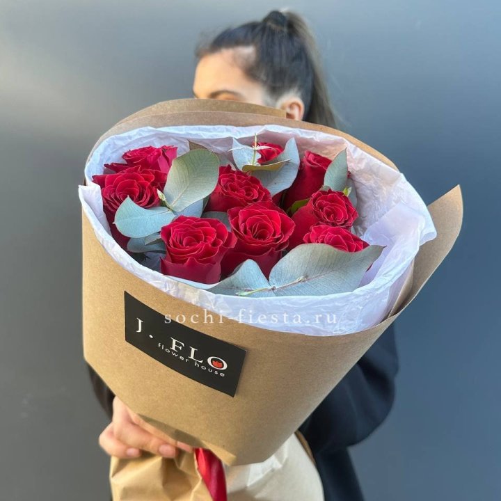 9 роз с эвкалиптом в Екатеринбурге