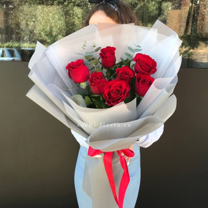 7 красных роз с эвкалиптом  в Екатеринбурге