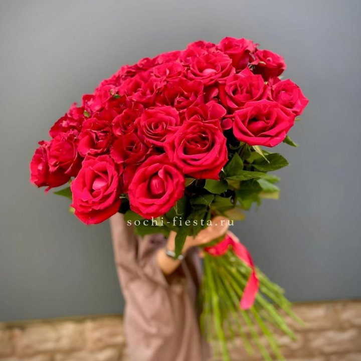 51 высокая красная роза в Екатеринбурге
