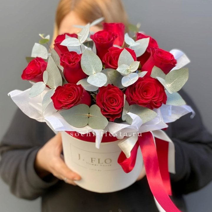 11 роз в шляпной коробке в Екатеринбурге