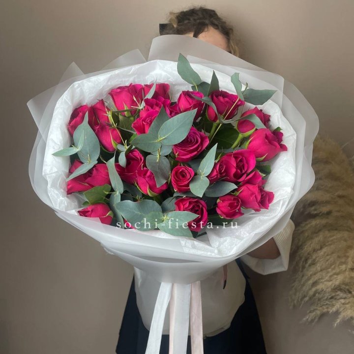 25 малиновых роз с эвкалиптом в Екатеринбурге