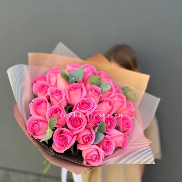 31 розовая роза с эвкалиптом в Екатеринбурге