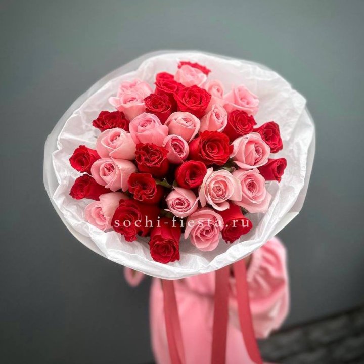 Букет красных и розовых 35 роз в Екатеринбурге