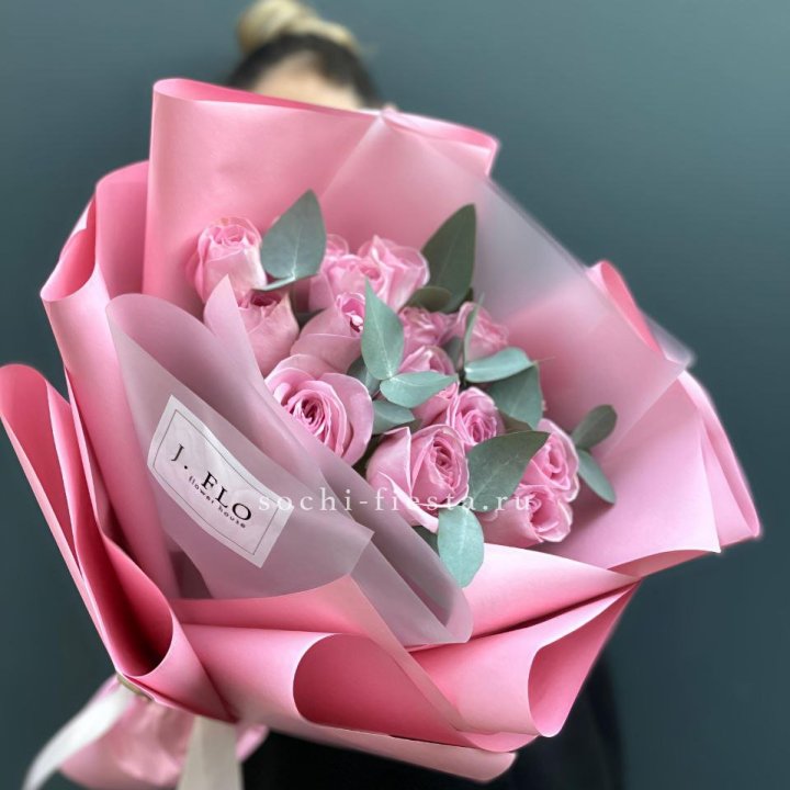 15 Розовых роз с эвкалиптом в Екатеринбурге