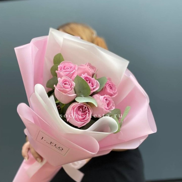 7 розовых роз с эвкалиптом в Екатеринбурге