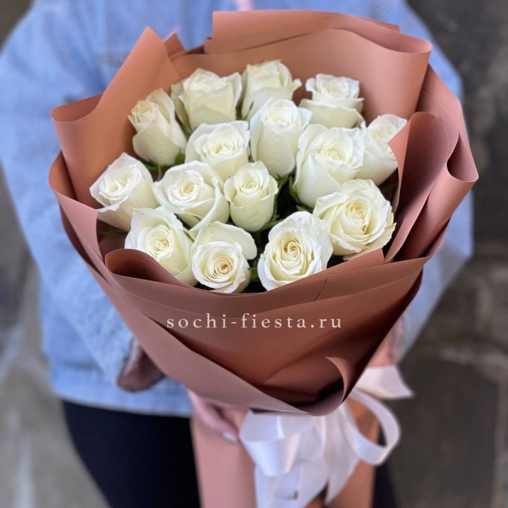 15 белых роз сиена в Екатеринбурге