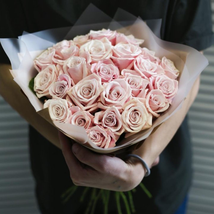 27 кремовых роз в Екатеринбурге