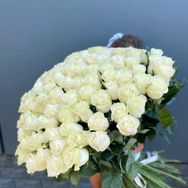 101 белая высокая роза в Екатеринбурге