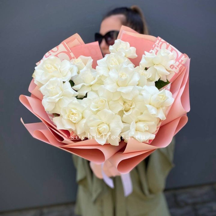 Белые розы "Аморе" в Екатеринбурге