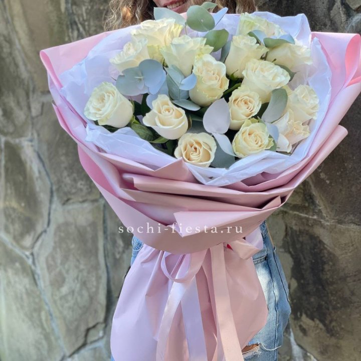 Белые розы в авторском оформлении в Екатеринбурге