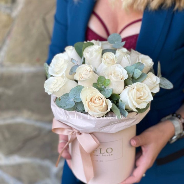 Цилиндр из белых роз в Екатеринбурге