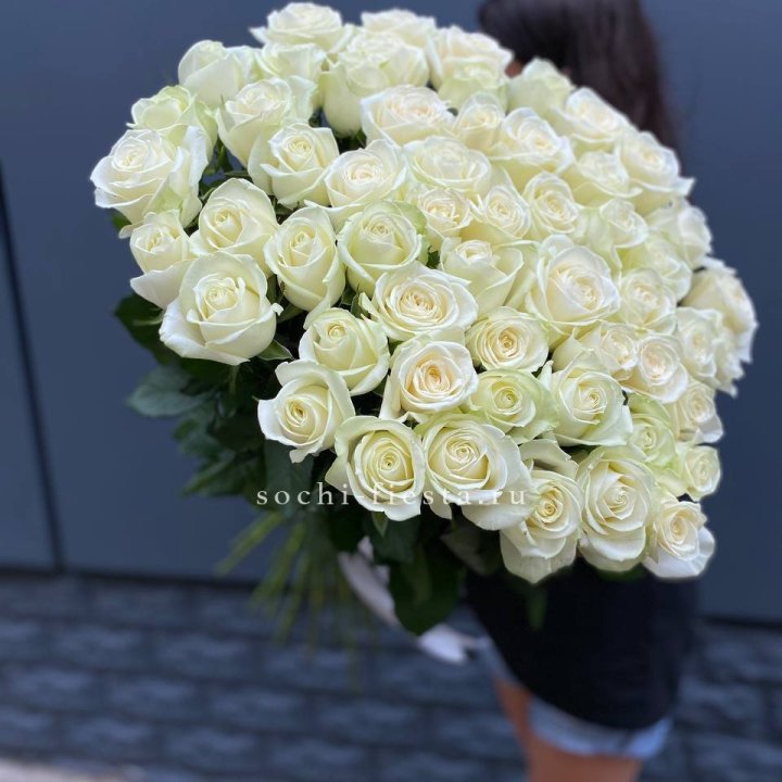 51 белоснежная высокая роза в Екатеринбурге