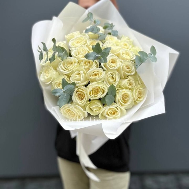 31 белая роза с эвкалиптом в Екатеринбурге