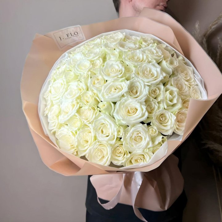 51 белая  роза в оформлении в Екатеринбурге