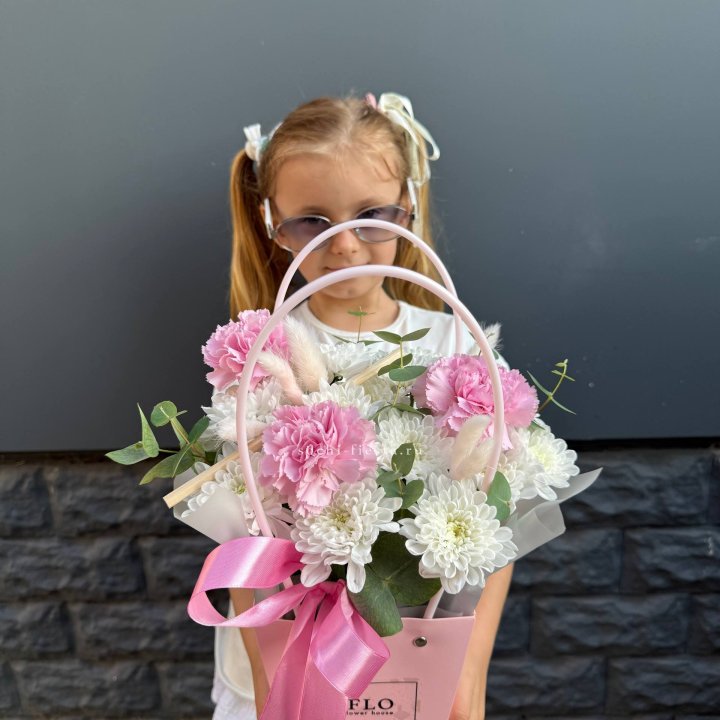 Сумочка из стойких хризантем и диантуса в Екатеринбурге